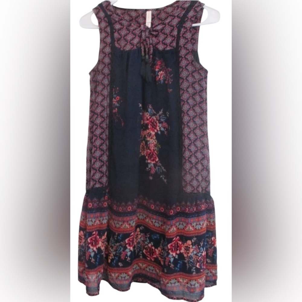 Beautiful boho sleeveless printed midi shift dress with lace detailing